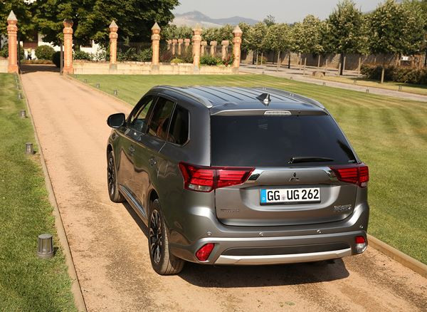 Le Mitsubishi Outlander PHEV arbore la face avant « Dynamic Shield »
