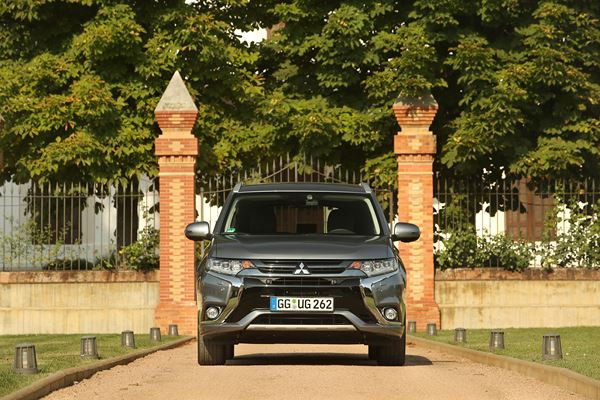 Le Mitsubishi Outlander PHEV arbore la face avant « Dynamic Shield »