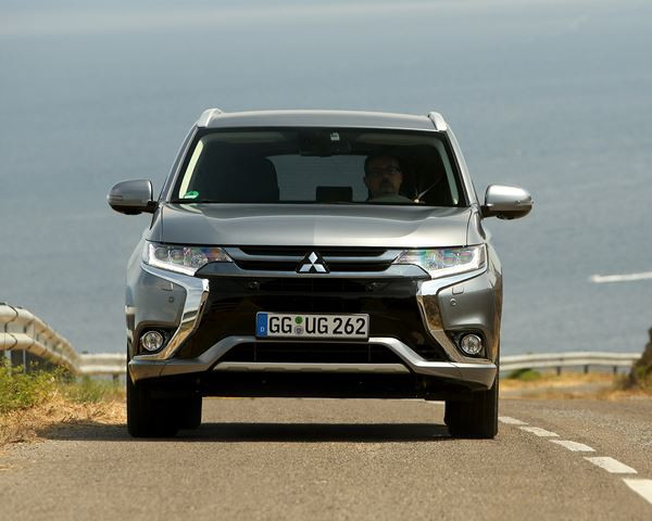 Le Mitsubishi Outlander PHEV arbore la face avant « Dynamic Shield »