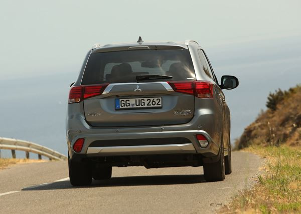 Le Mitsubishi Outlander PHEV arbore la face avant « Dynamic Shield »