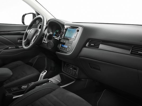 Le Mitsubishi Outlander PHEV arbore la face avant « Dynamic Shield »