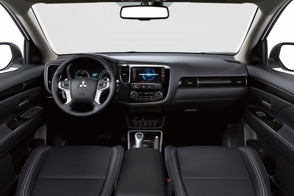 Le Mitsubishi Outlander PHEV arbore la face avant « Dynamic Shield »