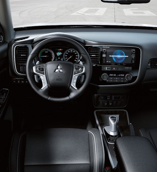 Le Mitsubishi Outlander PHEV arbore la face avant « Dynamic Shield »