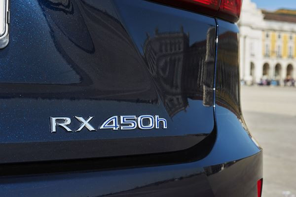 Un Lexus RX de quatrième génération au style audacieux