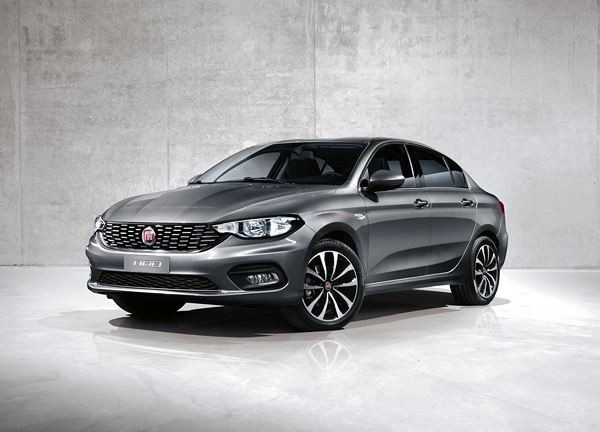 La berline compacte à coffre Fiat Tipo en approche