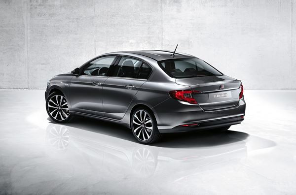 La berline compacte à coffre Fiat Tipo en approche