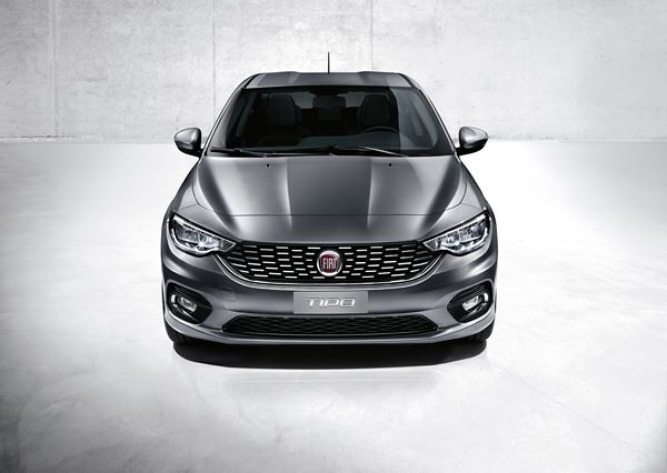 La berline compacte à coffre Fiat Tipo en approche