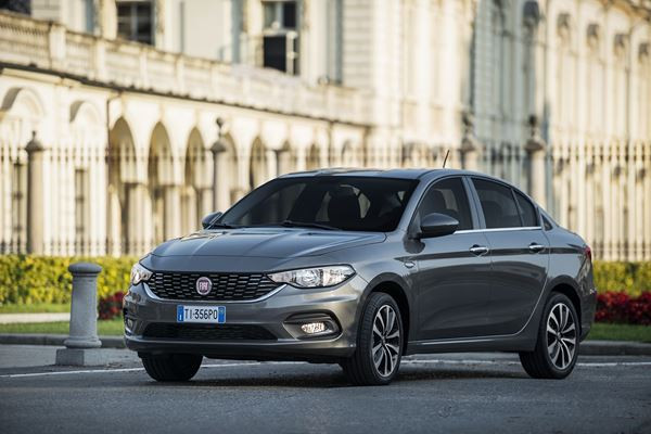 La berline compacte à coffre Fiat Tipo en approche