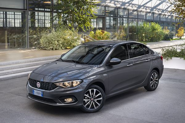 La berline compacte à coffre Fiat Tipo en approche