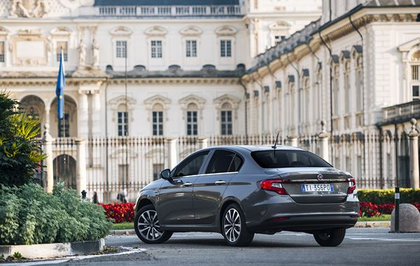 La berline compacte à coffre Fiat Tipo en approche