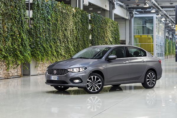 La berline compacte à coffre Fiat Tipo en approche