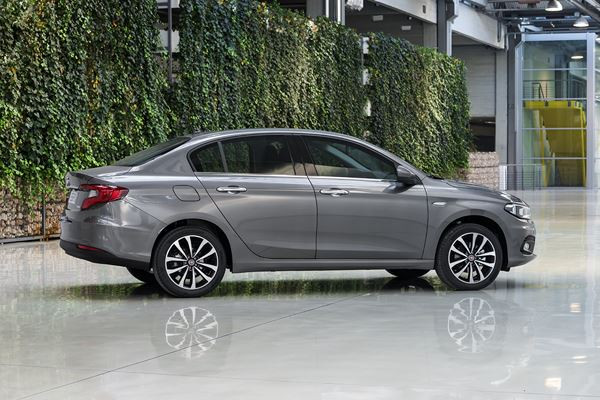 La berline compacte à coffre Fiat Tipo en approche