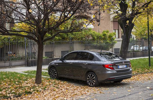La berline compacte à coffre Fiat Tipo en approche