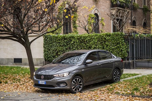 La berline compacte à coffre Fiat Tipo en approche