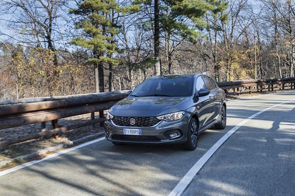 La berline compacte à coffre Fiat Tipo en approche