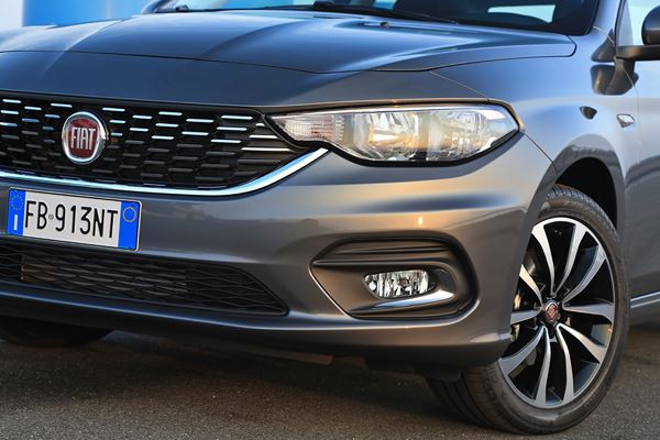 La berline compacte à coffre Fiat Tipo en approche