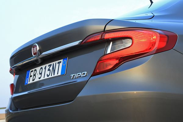 La berline compacte à coffre Fiat Tipo en approche