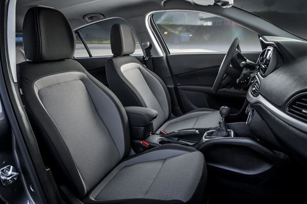 La berline compacte à coffre Fiat Tipo en approche