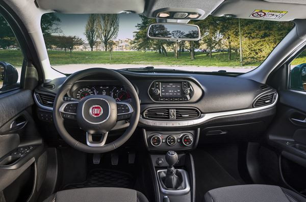 La berline compacte à coffre Fiat Tipo en approche
