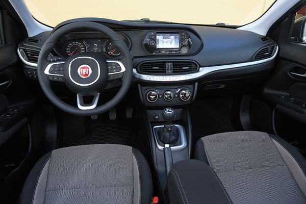 La berline compacte à coffre Fiat Tipo en approche