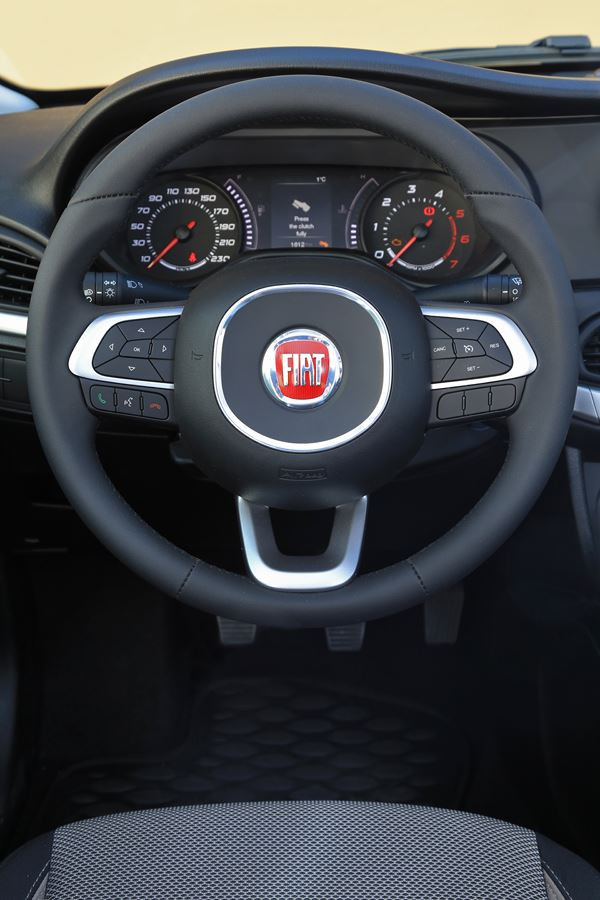 La berline compacte à coffre Fiat Tipo en approche