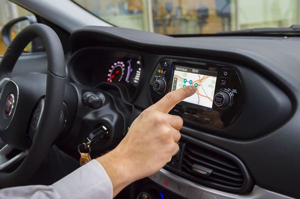 La berline compacte à coffre Fiat Tipo en approche
