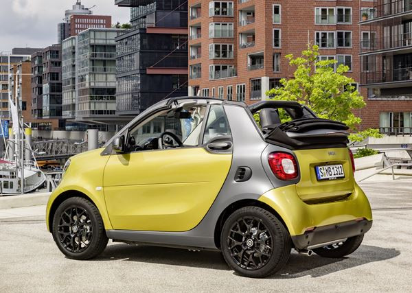 smart fortwo cabrio: un bouton pour profiter de la conduite à ciel ouvert