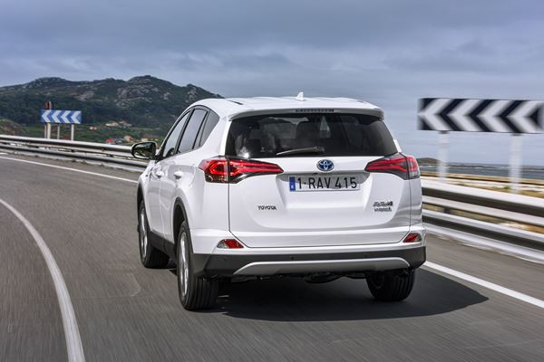 Le Toyota RAV4 se met à l'hybride
