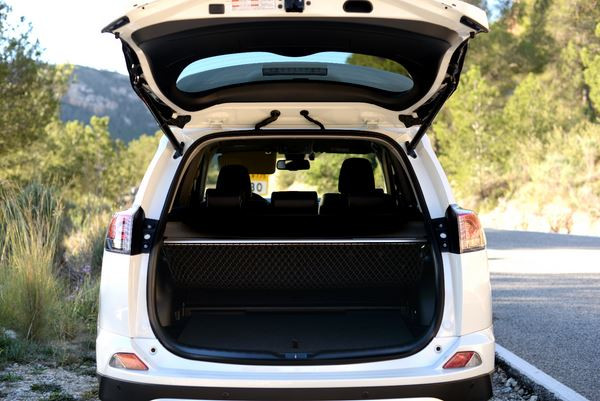 Le Toyota RAV4 se met à l'hybride