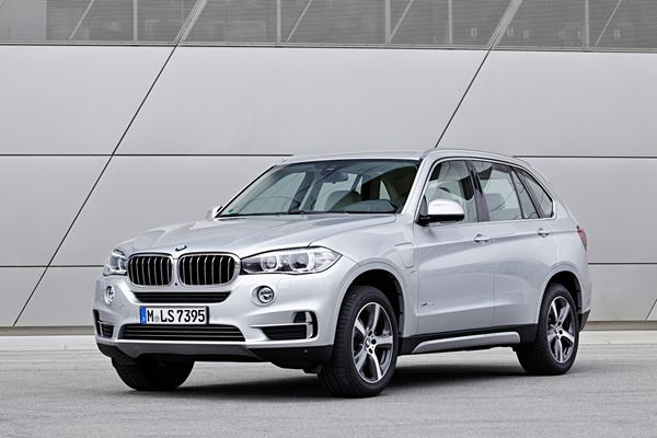 La BMW X5 xDrive40e hybride rechargeable développe une puissance de 313 ch