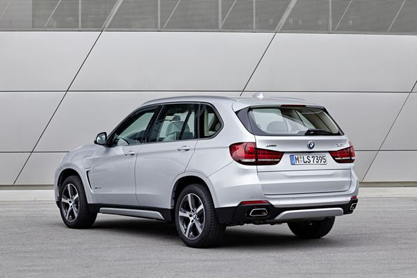 La BMW X5 xDrive40e hybride rechargeable développe une puissance de 313 ch