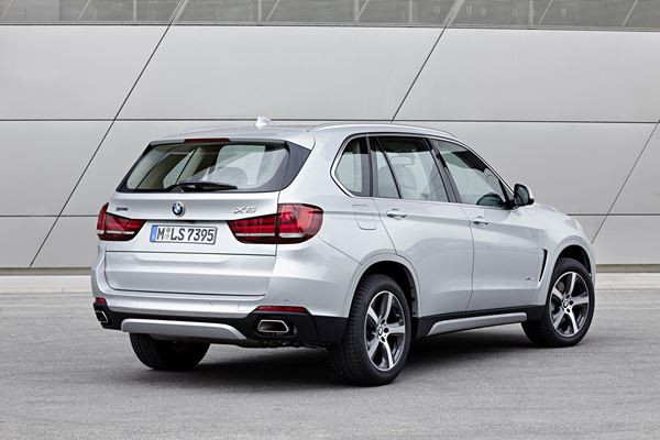 La BMW X5 xDrive40e hybride rechargeable développe une puissance de 313 ch