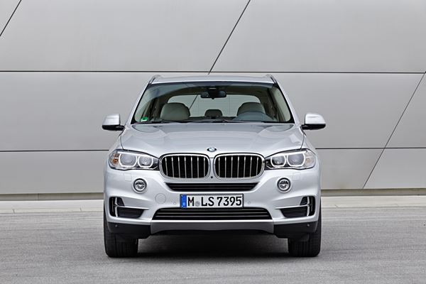 La BMW X5 xDrive40e hybride rechargeable développe une puissance de 313 ch