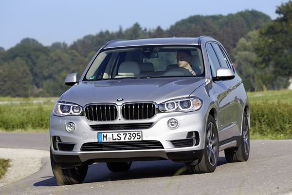 La BMW X5 xDrive40e hybride rechargeable développe une puissance de 313 ch
