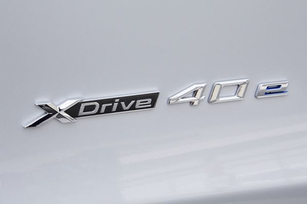 La BMW X5 xDrive40e hybride rechargeable développe une puissance de 313 ch
