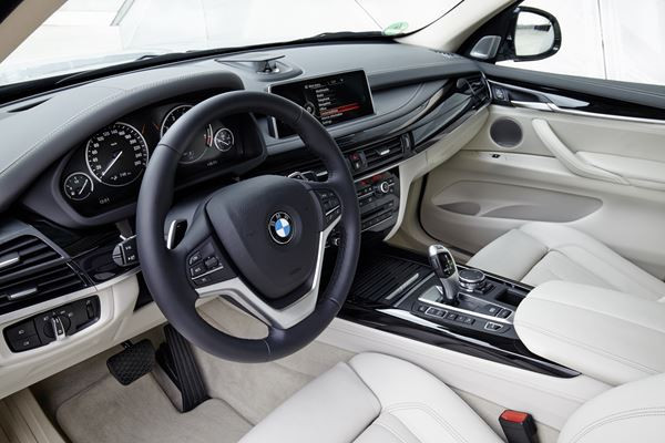 La BMW X5 xDrive40e hybride rechargeable développe une puissance de 313 ch