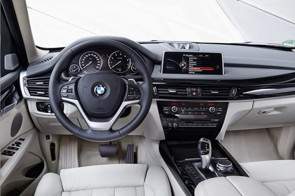 La BMW X5 xDrive40e hybride rechargeable développe une puissance de 313 ch