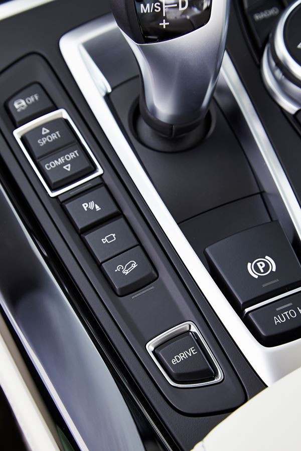La BMW X5 xDrive40e hybride rechargeable développe une puissance de 313 ch