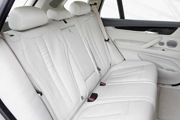 La BMW X5 xDrive40e hybride rechargeable développe une puissance de 313 ch