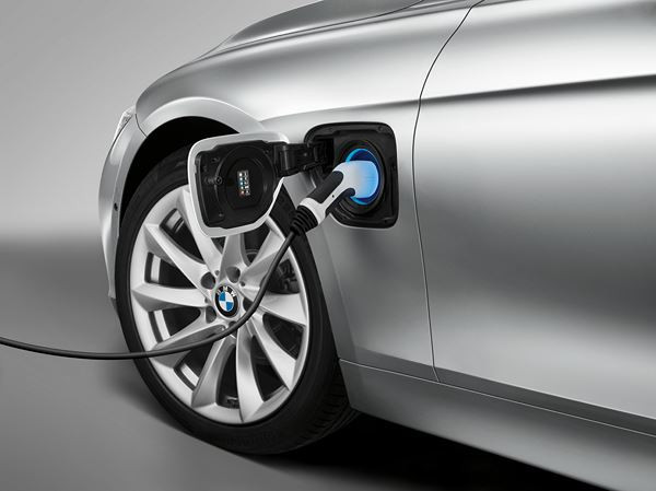 La BMW 330e hybride rechargeable développe une puissance de 252 ch