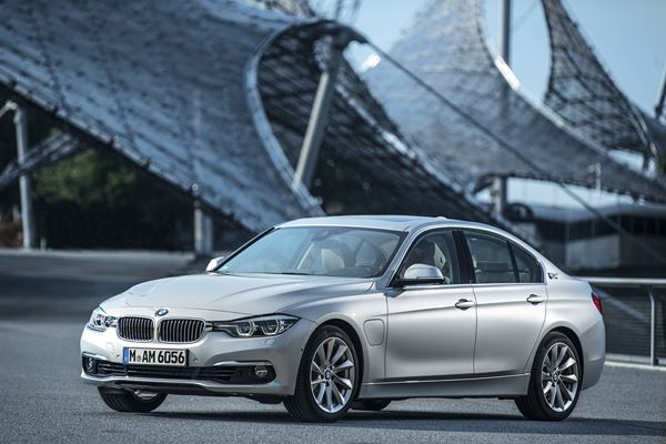 La BMW 330e hybride rechargeable développe une puissance de 252 ch