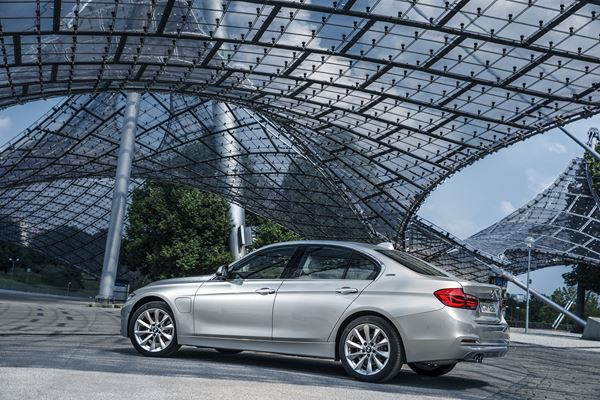La BMW 330e hybride rechargeable développe une puissance de 252 ch