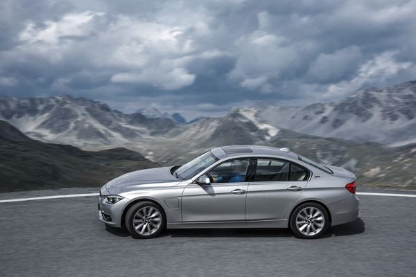 La BMW 330e hybride rechargeable développe une puissance de 252 ch
