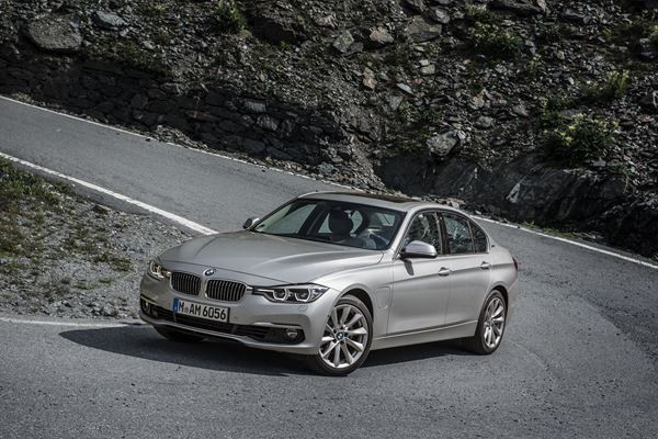 La BMW 330e hybride rechargeable développe une puissance de 252 ch