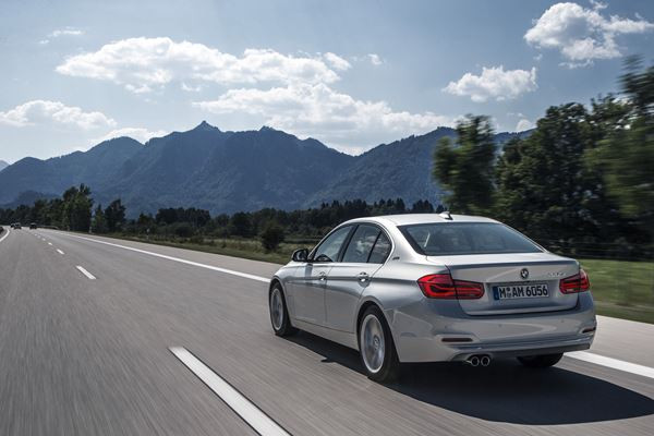 La BMW 330e hybride rechargeable développe une puissance de 252 ch