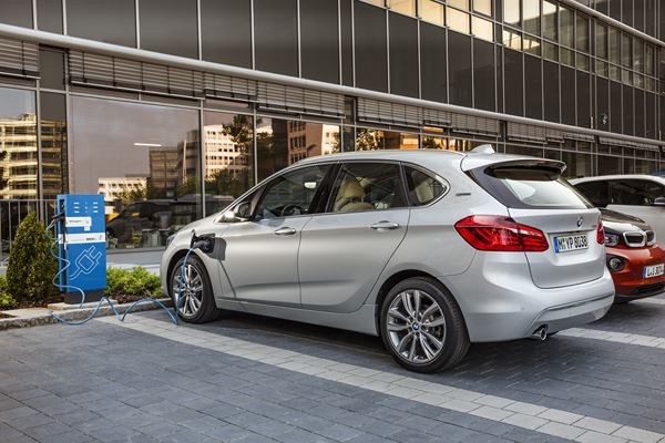 La BMW 225xe Active Tourer embarque une motorisation hybride rechargeable