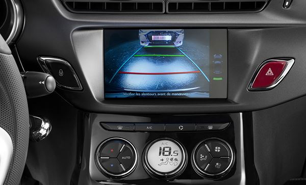 La DS 3 Cabrio joue la carte de la séduction dans l’univers du luxe à la française
