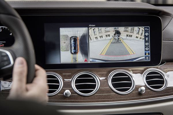 La Mercedes Classe E se démarque par une ligne dynamique et un intérieur raffiné