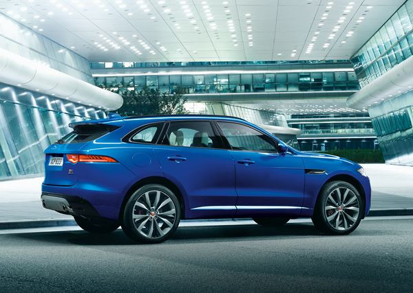 Le dynamique crossover Jaguar F-Pace attire les regards