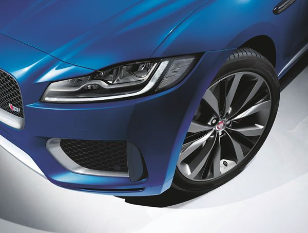 Le dynamique crossover Jaguar F-Pace attire les regards
